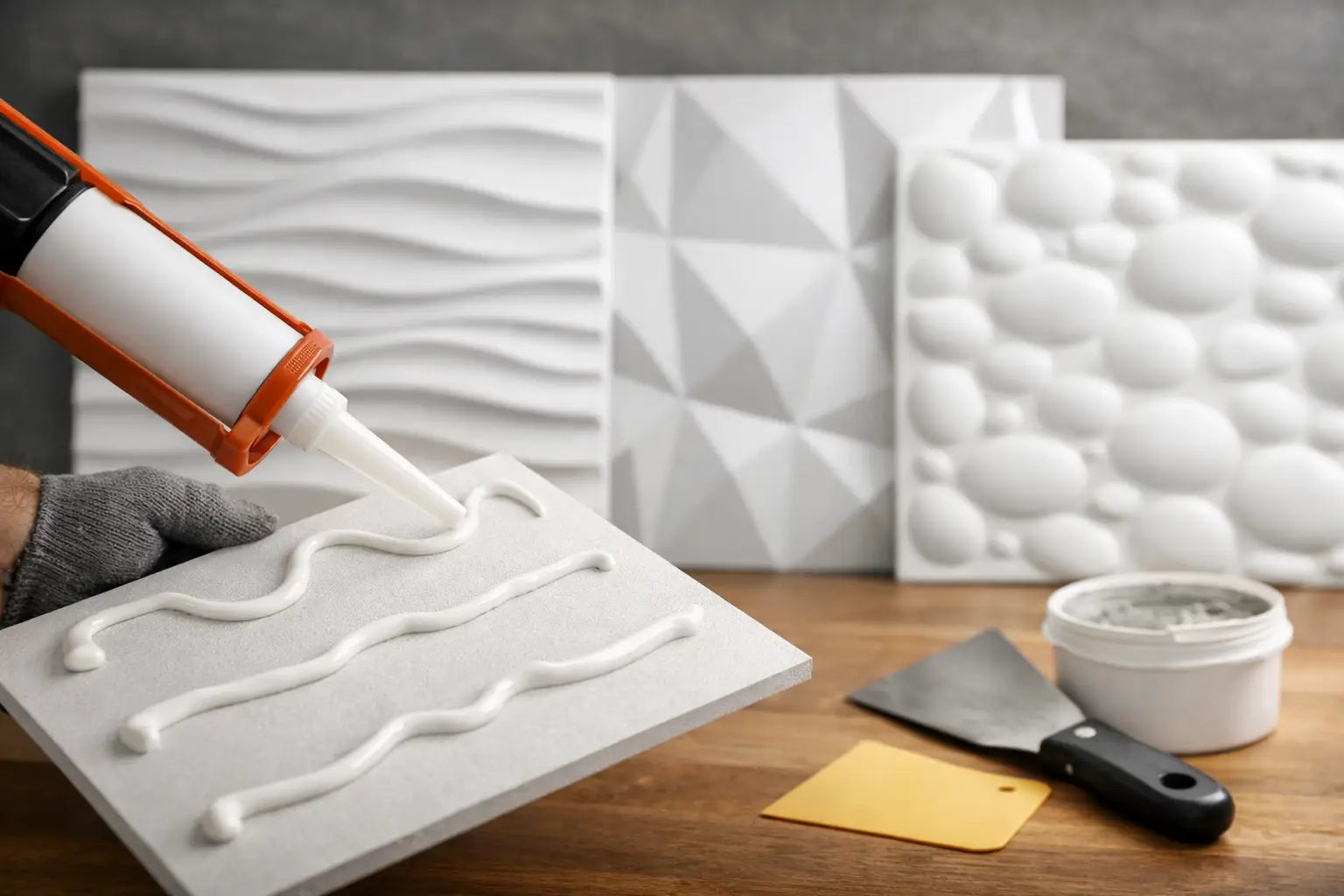 Quelle colle pour panneaux décoratifs ?